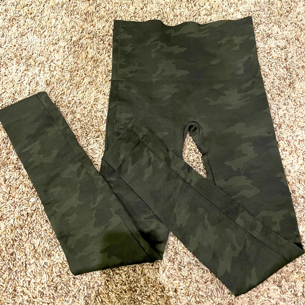 Woman’s XS Camo SPANX Leggings
